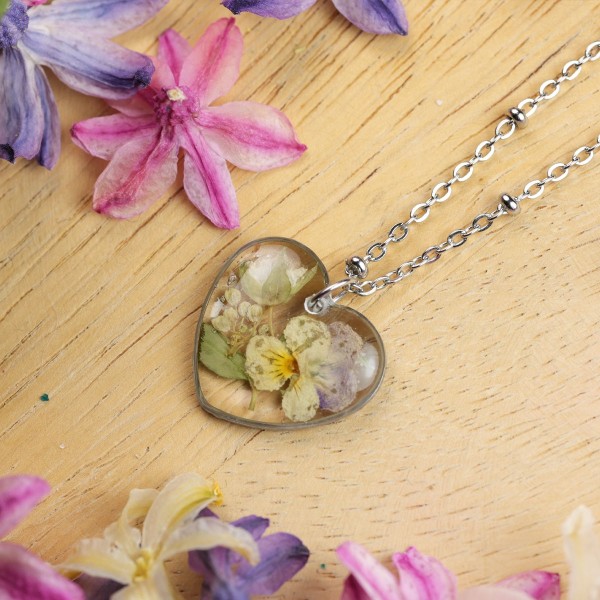 Classic necklace with a bouquet of flowers
