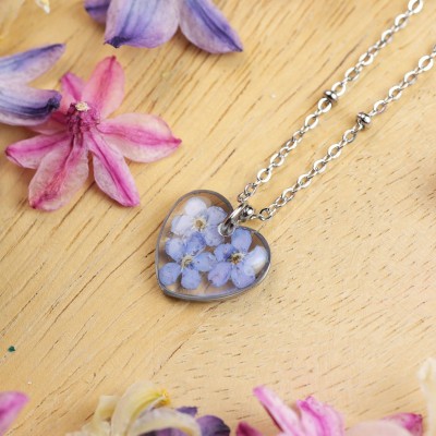 Classic heart necklace with forget-me-not