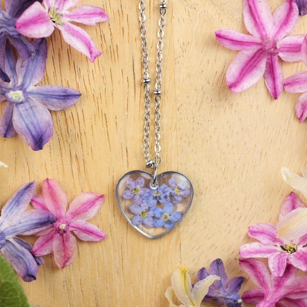 Classic heart necklace with forget-me-not