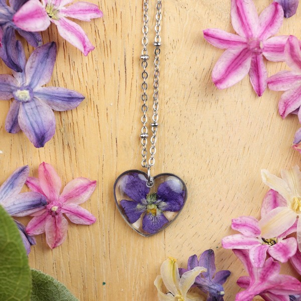 Classic heart necklace with violet