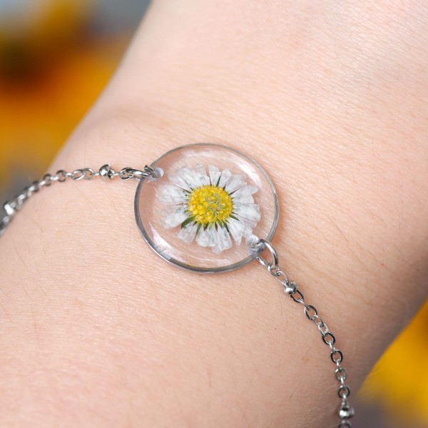 Classic daisy bracelet