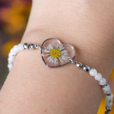Heart bracelet with daisy flower