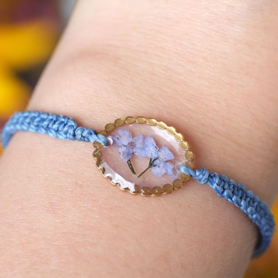 Macrame bracelet with forget-me-not