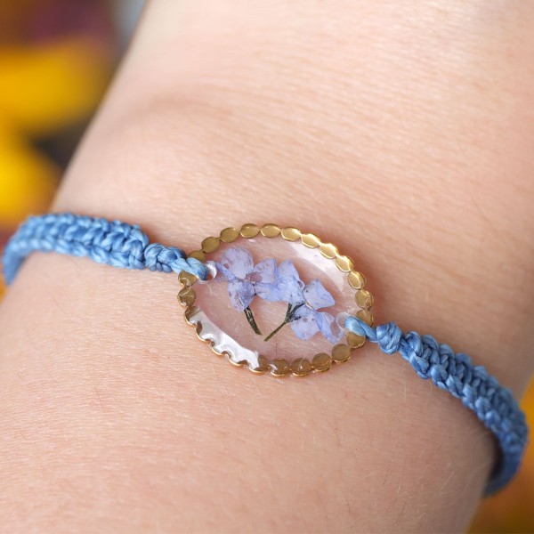 Macrame bracelet with forget-me-not