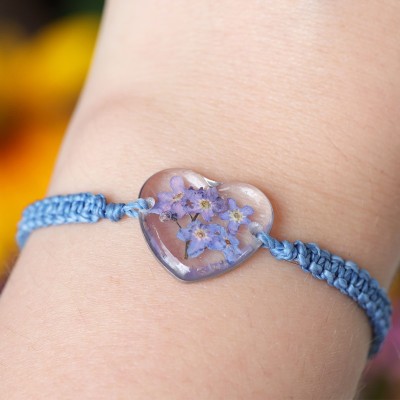 Macrame bracelet with forget-me-not