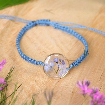 Macrame bracelet with forget-me-not