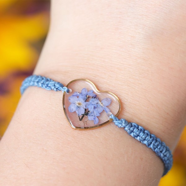 Macrame bracelet with forget-me-not