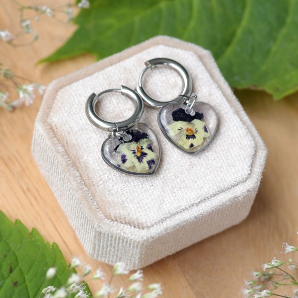 Classic heart earrings with pansy