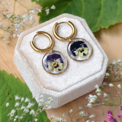 Classic earrings with pansy