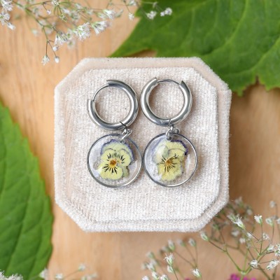 Classic earrings with pansy