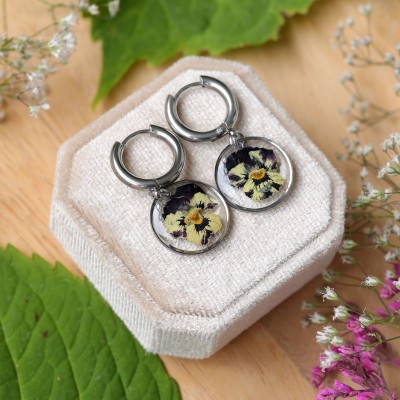 Classic earrings with pansy