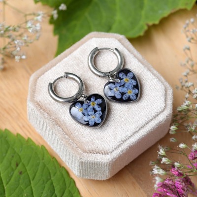 Classic heart earrings with forget-me-not