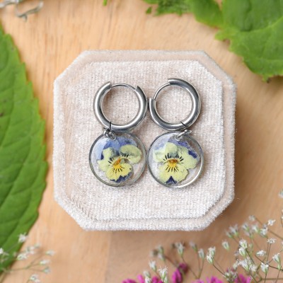 Classic earrings with pansy
