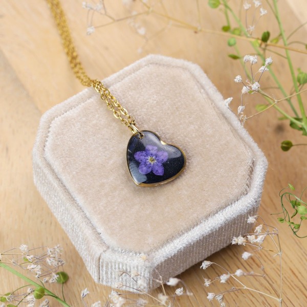 Classic heart necklace with forget-me-not