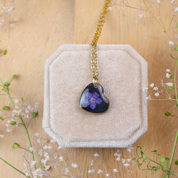 Classic heart necklace with forget-me-not