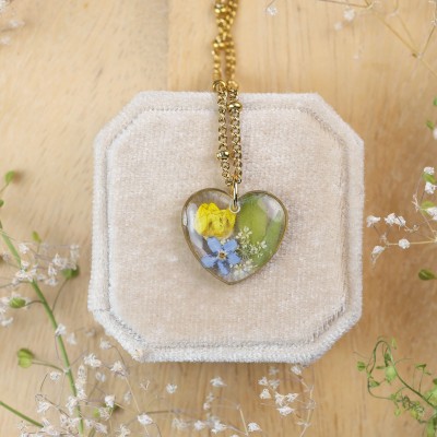 Classic heart necklace with a bouquet of flowers