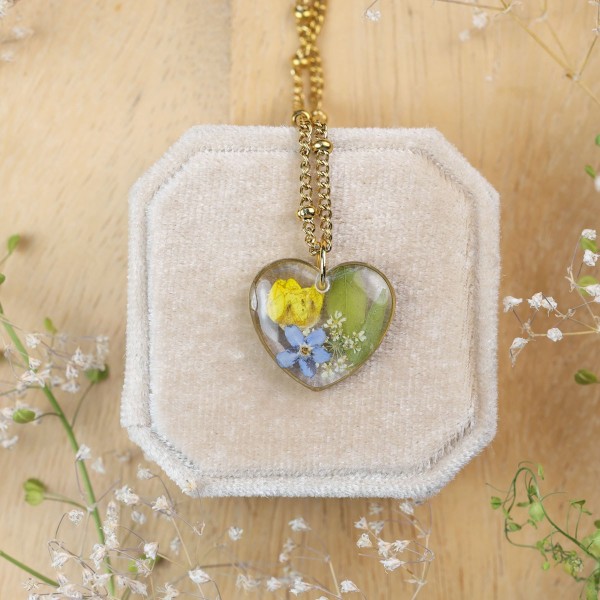 Classic heart necklace with a bouquet of flowers
