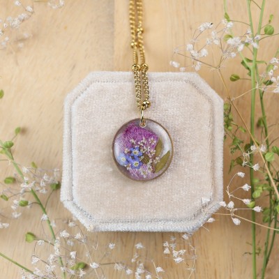 Classic necklace with a bouquet of flowers
