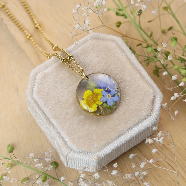 Classic necklace with a bouquet of flowers