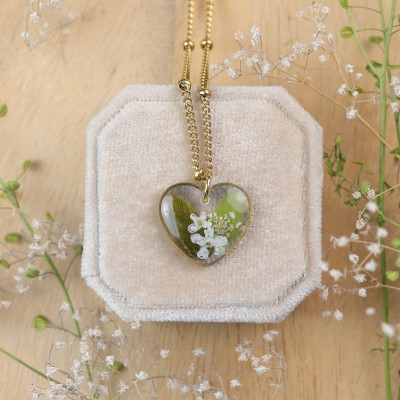 Classic heart necklace with a bouquet of flowers