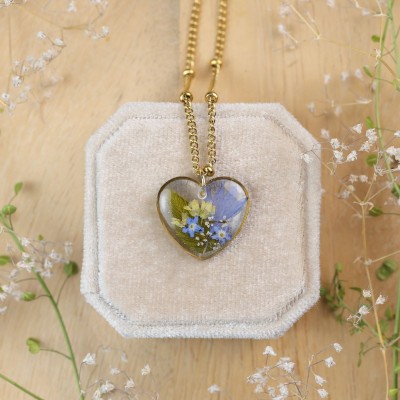 Classic heart necklace with a bouquet of flowers
