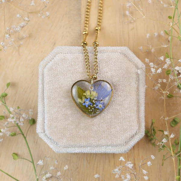 Classic heart necklace with a bouquet of flowers