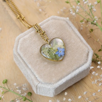 Classic heart necklace with a bouquet of flowers