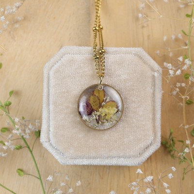 Classic necklace with a bouquet of flowers