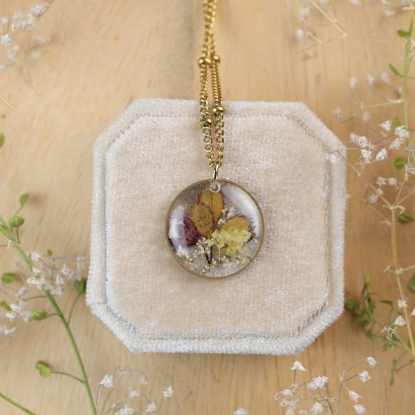 Classic necklace with a bouquet of flowers