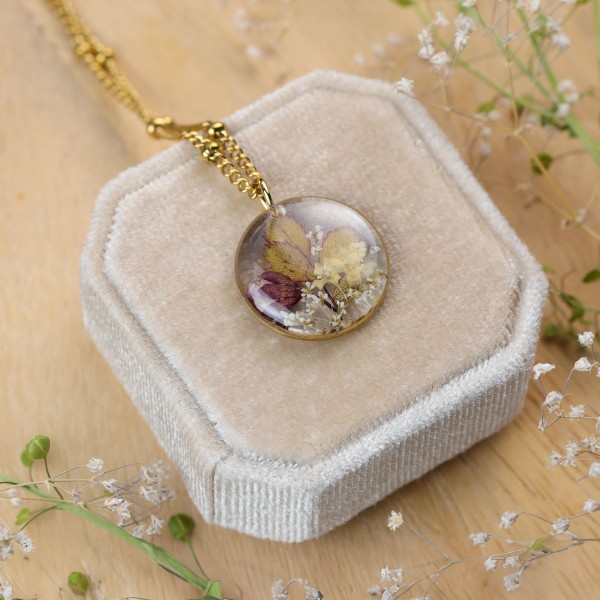 Classic necklace with a bouquet of flowers