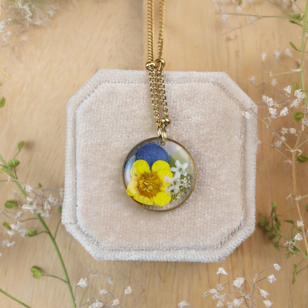 Classic necklace with a bouquet of flowers