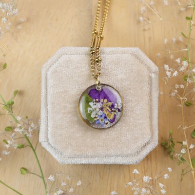 Classic necklace with a bouquet of flowers