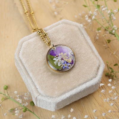 Classic necklace with a bouquet of flowers