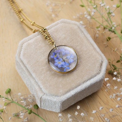 Classic necklace with forget-me-not