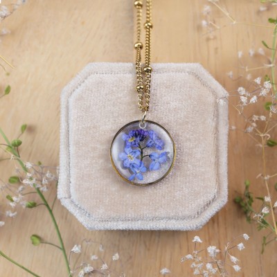 Classic necklace with forget-me-not