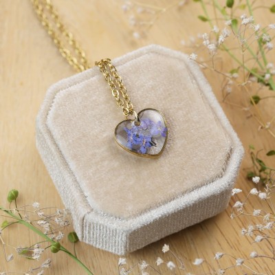 Classic heart necklace with forget-me-not