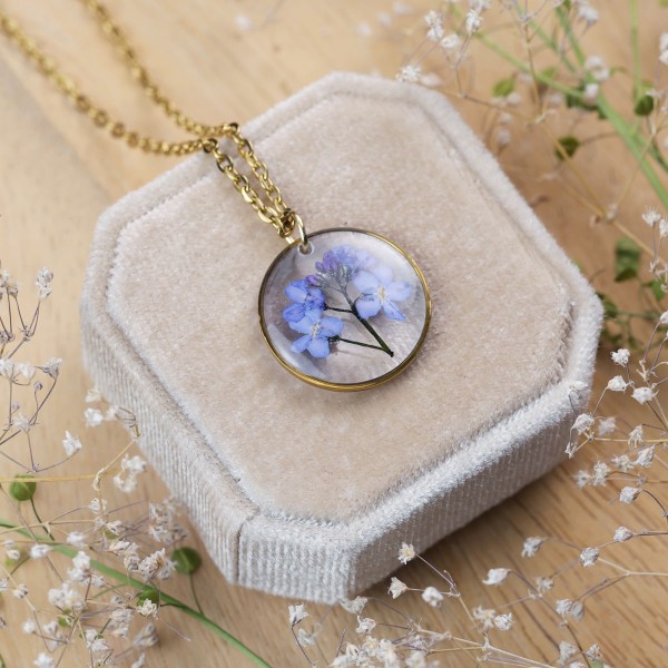 Classic necklace with forget-me-not