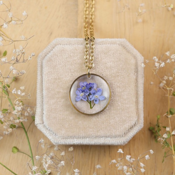Classic necklace with forget-me-not
