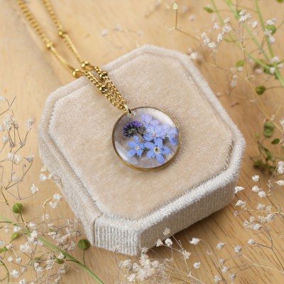 Classic necklace with forget-me-not