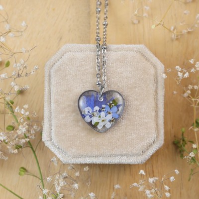 Classic heart necklace with a bouquet of flowers