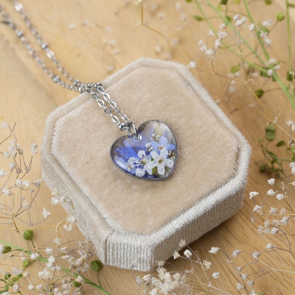 Classic heart necklace with a bouquet of flowers