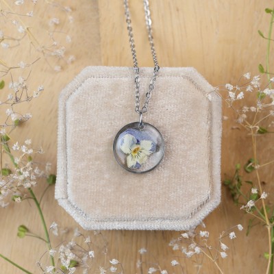 Classic pansy necklace
