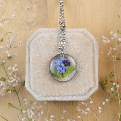 Classic necklace with forget-me-not
