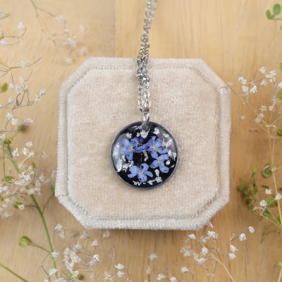 Classic necklace with forget-me-not