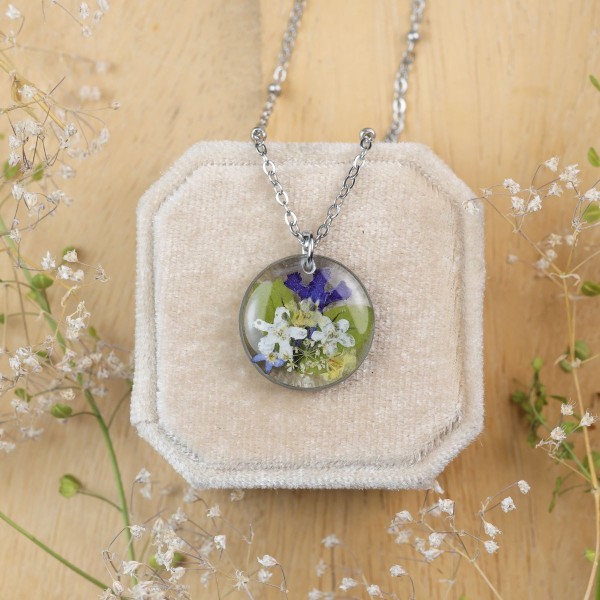 Classic necklace with a bouquet of flowers