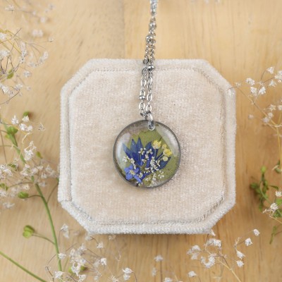Classic necklace with a bouquet of flowers