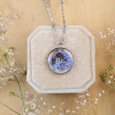 Classic necklace with forget-me-not