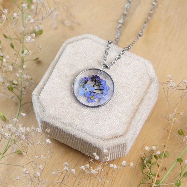 Classic necklace with forget-me-not