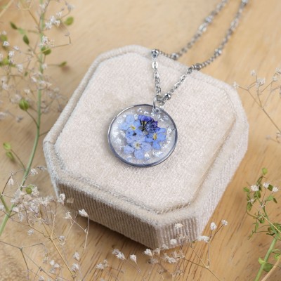 Classic necklace with forget-me-not
