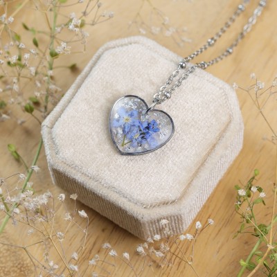 Classic heart necklace with forget-me-not